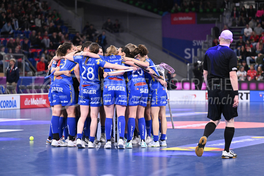 Kloten-Dietlikon Jets vs Skorpion Emmental Zollbrück - 15. April 2023 | Kloten-Dietlikon Jets vs Skorpion Emmental Zollbrück
Stimo Arena, Kloten
Die Spielerinnen von Kloten-Dietlikon Jets freuen sich über das 3:1 von Chiara Bertini (#14 Kloten-Dietlikon Jets).
Bild: Sportfotografie Markus Aeschimann | www.markus-aeschimann.ch - Realisiert mit Pictrs.com