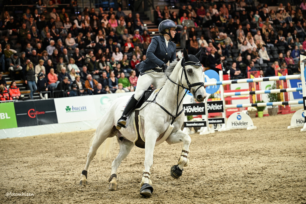 311025-17-068 | Foto Mhisen Pferdefotografie#, Reitturnier Frankfurt#  #Dressur und Springen
#Profi Pferdefotograf Reitturnier Fotograf 
#Sport Horses Photographer 
#equestrain photographer - Realisiert mit Pictrs.com