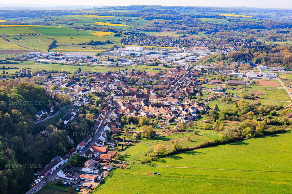 Luftbild: Ortsansicht von Norden im Ortsteil Webenheim in Blieskastel im Bundesland Saarland in Deutschland.Foto: IMG_154466.jpg vom 18.04.2026 durch Werner Riehm/FLY-FOTO.deAuflösung des Originals: 5425 x 3617 px