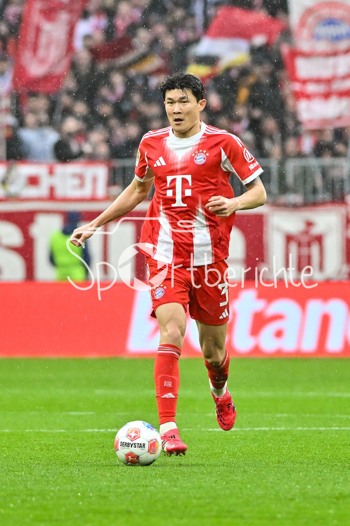 FC Bayern München - Eintracht Frankfurt | MUNICH, GERMANY - 21. FEBRUARY: am BAll Minjae KIM (FC Bayern Munich 3) / Einzelfoto / Freisteller während dem Bundesligamatch zwischen dem FC Bayern München und der SG Eintracht Frankfurt am 23. Spieltag in der Allianz Arena / DFL REGULATIONS PROHIBIT ANY USE OF PHOTOGRAPHS AS IMAGE SEQUENCES AND/OR QUASI-VIDEO