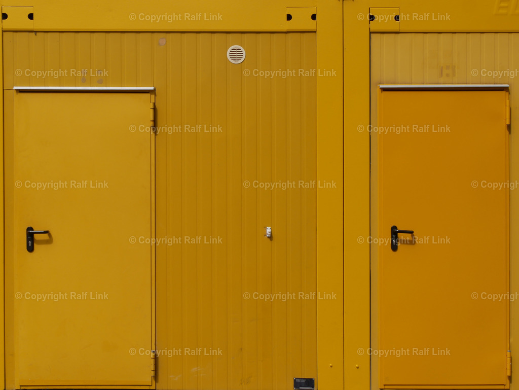 Container_mit_2_gelben_Tueren | Stockfotos, Fotos mit Miniaturfiguren und kreativen Ideen. Dabei auch vieles aus der Metropolregion Rhein-Neckar. 