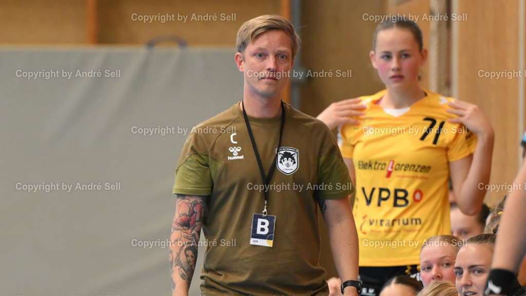 TSV Altenholz vs Berliner TSC | Trainer Henning Berger (TSVA) - Handball 3. Liga Nord Frauen 2024/2025 / TSV Altenholz vs Berliner TSC / Edgar-Meschkat-Halle / Altenholz / 02.11.24 - Realisiert mit Pictrs.com