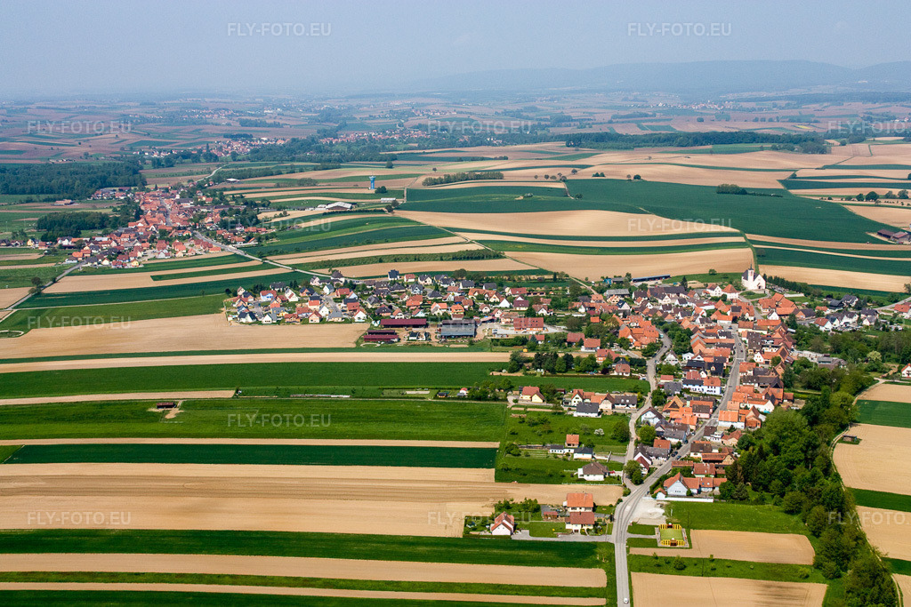 Vue aérienne: Champs agricoles et terres arables à Stundwiller dans le département Bas Rhin, France. Photo: IMG_18104.jpg prise le 03/05/2009 par Werner Riehm/FLY-FOTO.euRésolution de l'original: 4272 x 2848 px