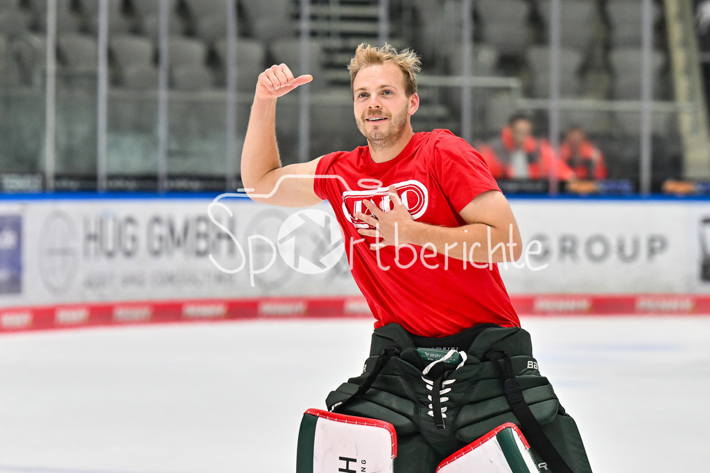 Augsburger Panther - Iserlohn Roosters | Die Augsburger Panther feiern zusammen mit ihren Fans den Heimsieg gegen Iserlohn / Penny DEL: Augsburger Panther - Iserlohn Roosters; Curt Frenzel Stadion am 21.09.2025 / im Bild Michael GARTEIG (Augsburger Panther 34