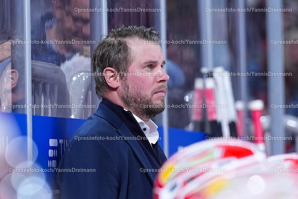 xYDR12102501085 | 12.10.2025, xydrx, Eishockey, DEL2, Düsseldorfer EG - Eispiraten Crimmitschau, PSD Bank Dome Düsseldorf: Jussi Tuores (Cheftrainer Eispiraten Crimmitschau)