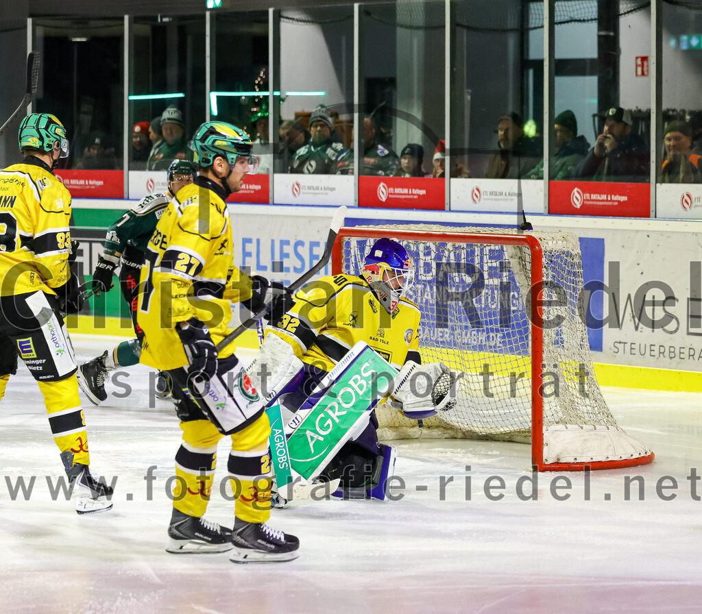 2025-12-19_073_TSV_Erding_gegen_Toelzer_Loewen | Erding, Deutschland, 19.12.2025:Eishockey, Oberliga Süd 2025 / 2026, 27. Spieltag, TSV Erding gegen Tölzer Löwen, Endergebnis: 2:5Sandro Schönberger (Tölzer Löwen, #27), Torwart Matthias Bittner (Tölzer Löwen, #32)Foto: Christian Riedel / fotografie-riedel.net