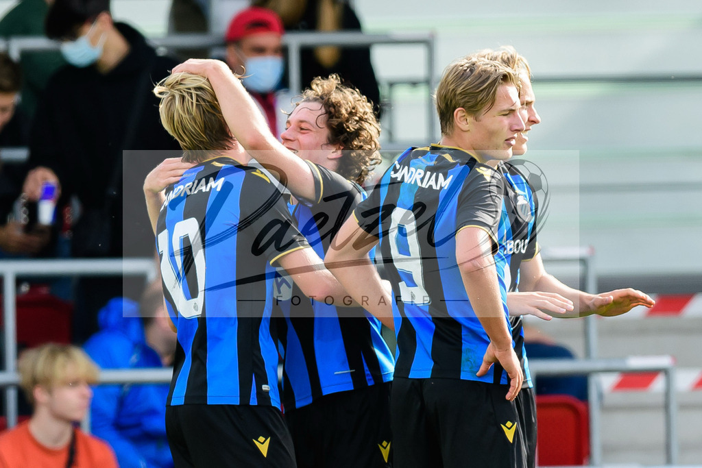 YLLEBR20210928_073 | Fussball, A-Junioren: Cisse Sandra (Club Brugge KV) Torjubel, jubelt mit seiner Mannschaft nach dem Treffer zum 1:2 beim Spiel der UEFA Youth League zwischen RB Leipzig und FC Bruegge im Stadion am Cottaweg am 28.09.2021 in Leipzig, Deutschland. - Realisiert mit Pictrs.com