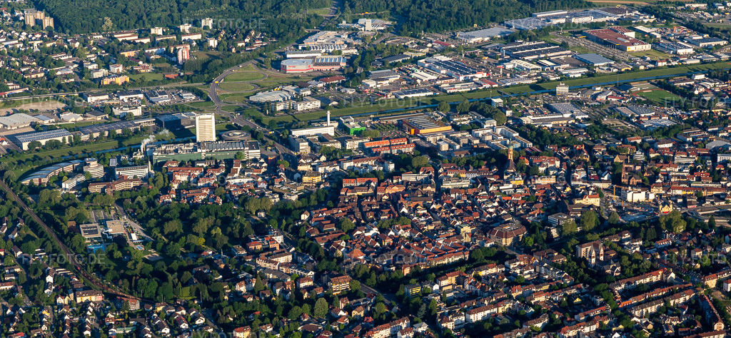 Luftbild: Uferbereich des der Kinzig - Flußverlaufes in Offenburg im Bundesland Baden-Württemberg in Deutschland. Foto: IMG_114947-Pano.jpg vom 01.06.2019 durch Werner Riehm/FLY-FOTO.deAuflösung des Originals: 7530 x 3488 px