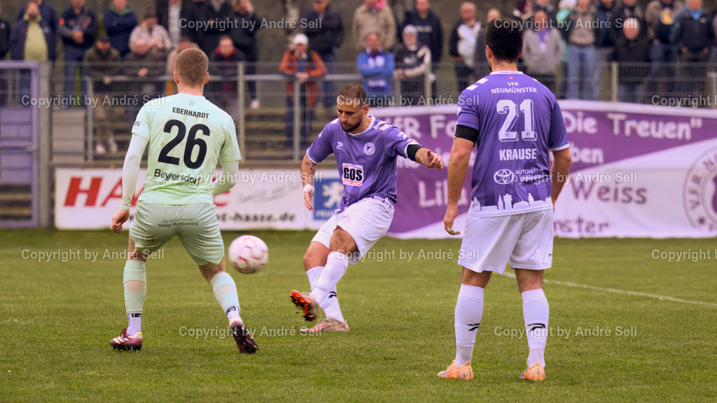 VfR Neumünster (lila) vs PSV Neumünster (grün) | Kastriot Alija (VfR #19 Ball geht über das Tor) &amp; Rafael Krause (VfR #21) vs Paul Eberhardt (PSV #26) / Fußball-Oberliga Männer 2025/2026 / VfR Neumünster (lila) vs PSV Neumünster (grün) / Grümmi-Arena / Neumünster / 15.04.26 - Realisiert mit Pictrs.com