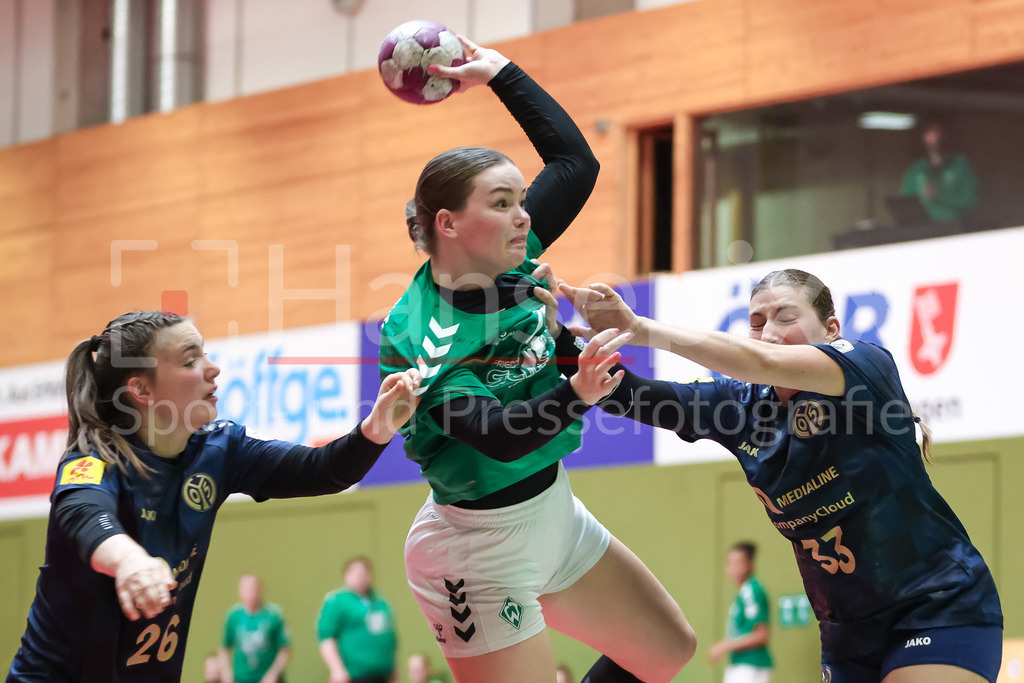 Handball, 2. Bundesliga Frauen, SV Werder Bremen - 1. FSV Mainz 05 | v.li.: Mathilda Häberle (SV Werder Bremen, 19) beim Wurf, am Ball, Spielszene, Aktion, Action