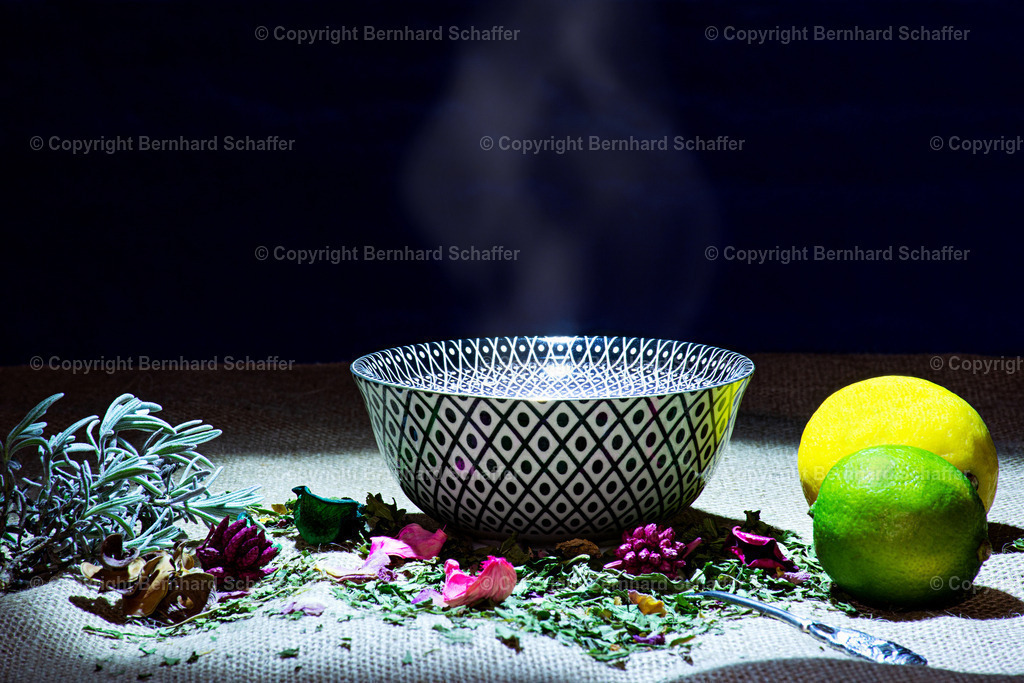 Teeschale mit Zitrone | Eine Trinkschale mit heißem Teewasser und daneben liegen Zitronen und verschiedene Kräuter. - Realisiert mit Pictrs.com