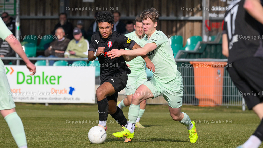 PSV Neumünster vs FC Kilia Kiel | Paul Eberhardt (PSV #26) vs Joshua Nowkoma (Kilia #9) / Fußball-Oberliga Männer 2025/2026 / PSV Neumünster vs FC Kilia Kiel / PSV Stadion Platz A / Neumünster / 07.03.26 - Realisiert mit Pictrs.com