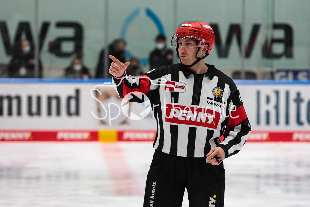 Augsburger Panther - Koelner Haie  | DEL Schiedsrichter Benjamin Hoppe in Aktion