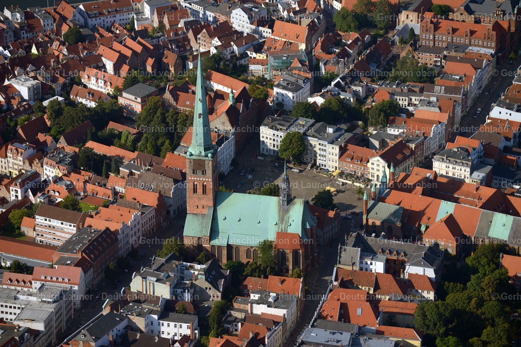 3293120 | Die im Baustil der Backsteingotik gebaute St. Jakobi Kirche ist eine der fünf evangelisch-lutherischen Hauptpfarrkirchen in der Lübecker Altstadt.