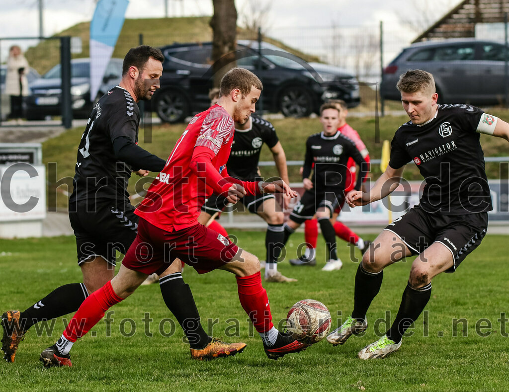 2024-02-24_042_FC_Schwaig_gegen_TSV_1880_Wasserburg | Oberding, Deutschland, 24.02.2024:
Fußball, 2. Runde Qualifikation TOTO-Pokal 2023 / 2024, 1. Spieltag, FC Schwaig gegen TSV 1880 Wasserburg, Endergebnis: 2:3

Nils Ehret (FC Schwaig, #25), Daniel Yordanov (TSV 1880 Wasserburg, #17), Tobias Jell (FC Schwaig, #2)

Foto: Christian Riedel / fotografie-riedel.net