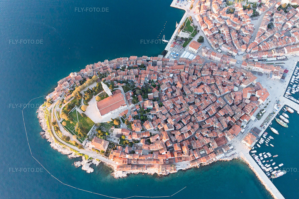 Luftbild: Ortsansicht in Rovinj im Bundesland Gespanschaft Istrien in Kroatien. Foto: IMG_106177.jpg vom 13.04.2018 durch Werner Riehm/FLY-FOTO.de