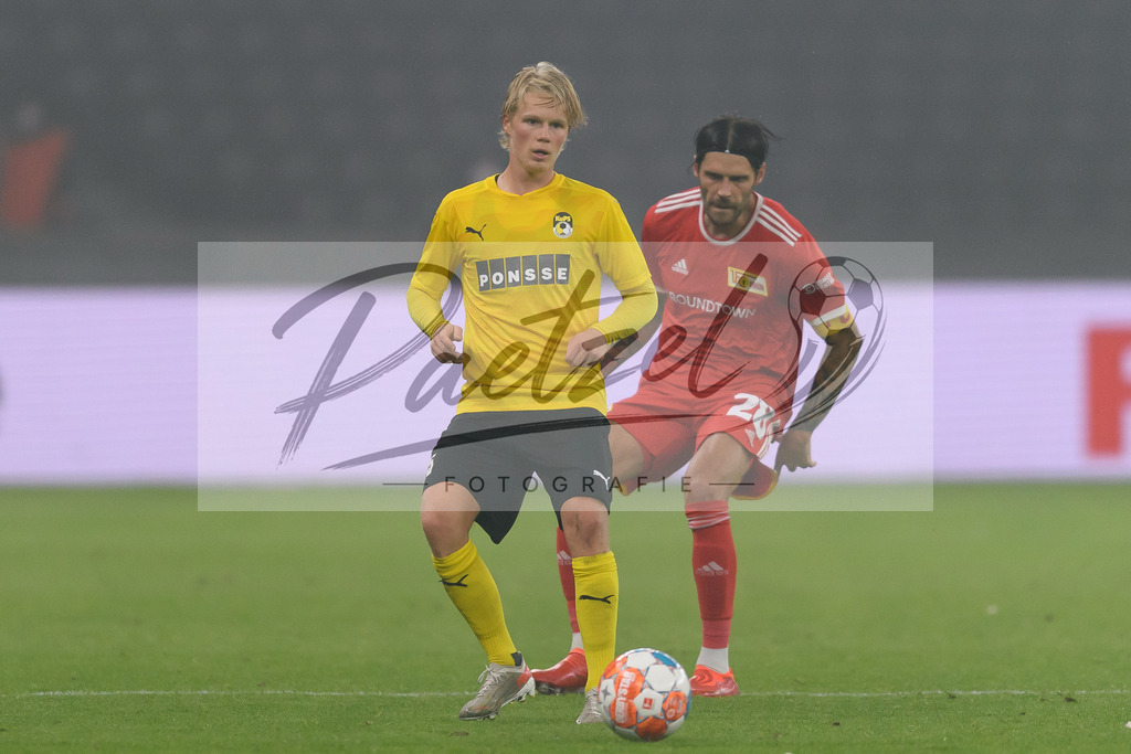 FCUKUO20210826_034 | Fussball, Herren: Urho Nissilae (Kuopion PS) und Christopher Trimmel (1.FC Union Berlin) im Zweikampf beim Spiel der UEFA Conference League zwischen 1. FC Union Berlin und Kuopion PS im Olympiastadion am 26.08.2021 in Berlin, Deutschland. - Realisiert mit Pictrs.com