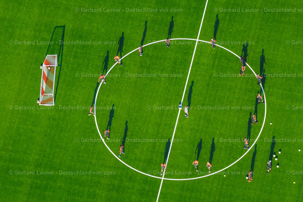 4040361 | DORTMUND 13.02.2021 Winterlich schneebedeckte Parkanlage " Park der Partnerstädte " an der Brinkhoffstraße im Ortsteil Cityring-West in Dortmund im Ruhrgebiet im Bundesland Nordrhein-Westfalen, Deutschland. // Wintry snowy park of " Park of Partnerstaedte " on the Brinkhoffstrasse in the district Cityring-West in Dortmund at Ruhrgebiet in the state North Rhine-Westphalia, Germany. Foto: Gerhard Launer