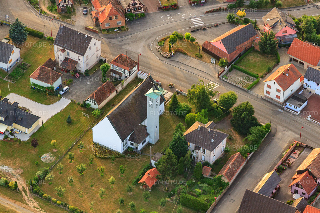 Luftbild: Route du 19 Mars und Presbytère Catholique in Scheibenhard im Bundesland Bas-Rhin in Frankreich. – Foto: IMG_30641.jpg vom 09.07.2010 durch Werner Riehm/FLY-FOTO.de – Auflösung des Originals: 4752 x 3168 px