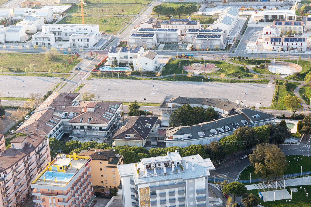Vue aérienne: Vue de la ville à Jesolo dans le département Vénétie, Italie. Photo: IMG_098204.jpg prise le 03/04/2017 par Werner Riehm/FLY-FOTO.eu – Résolution de l'original: 5472 x 3648 px