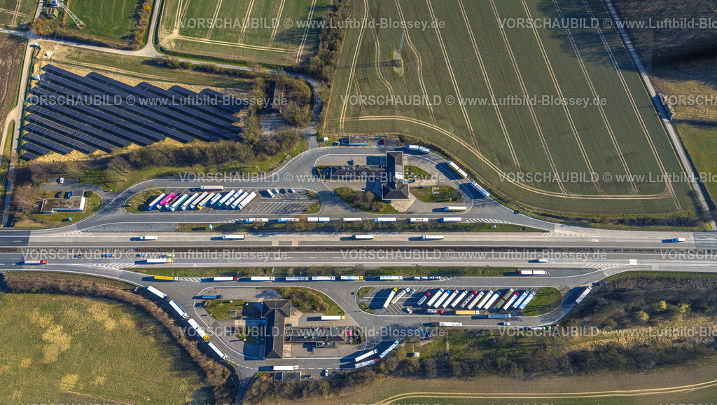 Soest250306764-Bearbeitet | Luftbild, Serways Raststätte Soester Börde an der Autobahn A44, LKW Parkplatz, Müllingsen, Soest, Soester Börde, Nordrhein-Westfalen, Deutschland