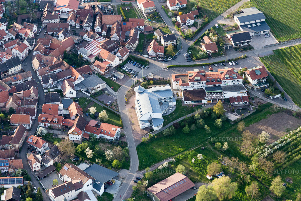 Luftbild: Südpfalz-Terrassen im Ortsteil Gleiszellen in Gleiszellen-Gleishorbach im Bundesland Rheinland-Pfalz in Deutschland. Foto: IMG_106558.jpg vom 17.04.2018 durch Werner Riehm/FLY-FOTO.de
