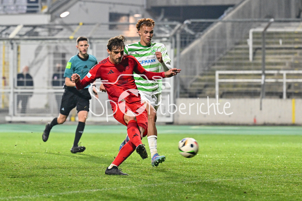 FC Bayern Amateure - SpVgg Greuther Fürth II | Luca DENK (FC Bayern München II #6) tirtt zum Elfmeter an und trifft im Nachschuss zum 3-0 / Regionalliga Bayern: FC Bayern Muenchen II - SpVgg Greuther Fuerth II, Gruenwalder Stadion am am 29.10.2024