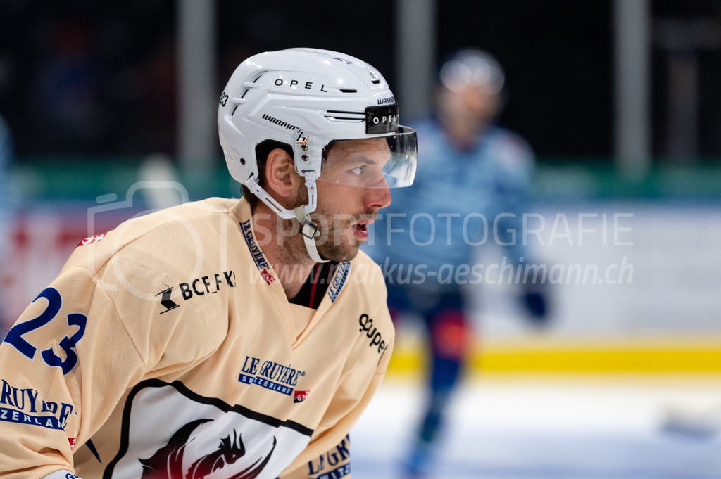 Swiss National League: Semifinals Game 4: ZSC Lions - Fribourg-Gotteron | 14.04.2022, Zürich, Hallenstadion, Swiss National League: Semifinals Game 4: ZSC Lions - Fribourg-Gotteron, #23 Samuel Walser (Fribourg). - Realisiert mit Pictrs.com