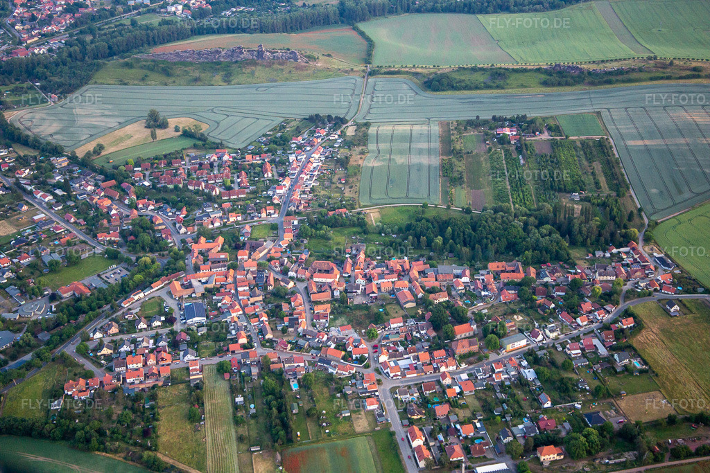 Luftbild: Ortsansicht von Norden im Ortsteil Weddersleben in Thale im Bundesland Sachsen-Anhalt in Deutschland. Foto: IMG_136628.jpg vom 17.06.2023 durch Werner Riehm/FLY-FOTO.de