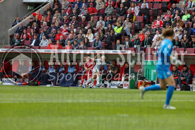 14.05.2026, GER, Fussball, Frauen, DFB-Pokal, Finale, Saison 2025/2026, VfL Wolfsburg - FC Bayern München | Thea Bjelde (Wolfsburg) und Klara Bühl (Bayern) im Kampf um den Ball