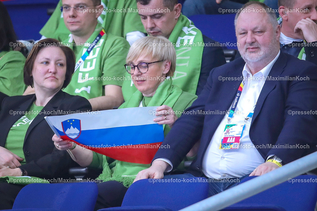 EHFEURO15012402016 | 15.01.2024, EHF EURO 2024, Männer Europameisterschaft Handball, Mercedes-Benz-Arena in Berlin, Norwegen - Slowenien: Die Slowenische Staatspräsidentin Natasa Pirc Musar auf der Tribüne neben DHB Präsident Michelmann