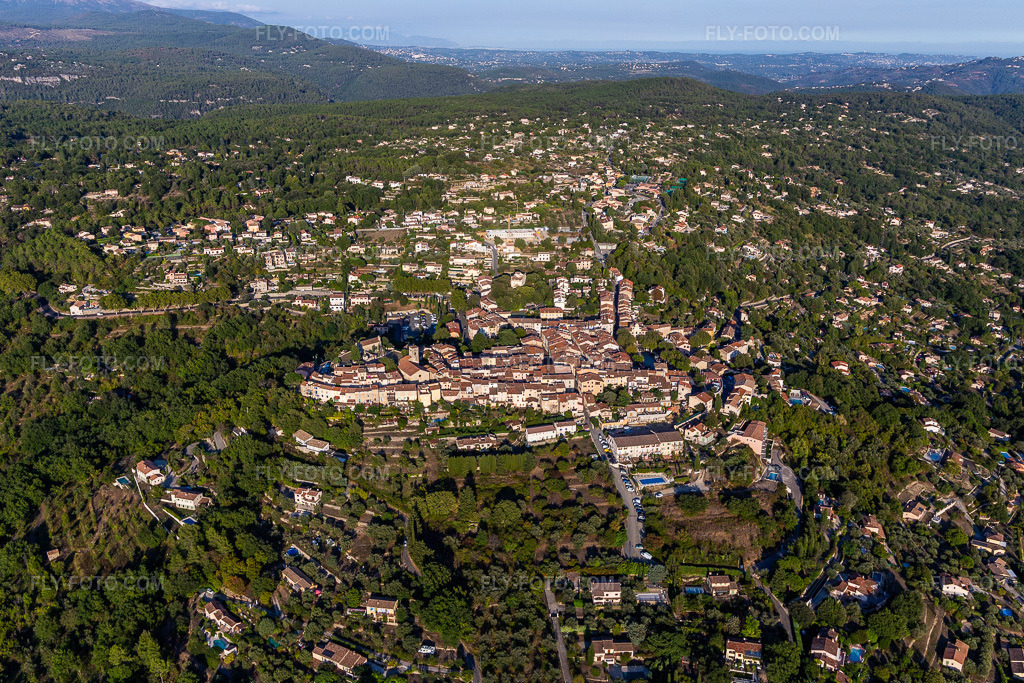 Aerial view: View of the town in Montauroux in the state Var, France. – Photo: IMG_129481.jpg taken on 09/18/2021 by Werner Riehm/FLY-FOTO.com – Resolution of the original: 5398 x 3599 px