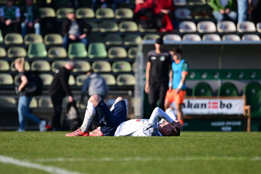 Fußball I Herren I Saison 2024-2025 I Regionalliga Nord I 25. Spieltag I VfB Lübeck - SSV Jeddeloh | Schaut enttäuscht, betrübt, deprimiert, frustriert, geknickt, gekränkt, niedergeschlagen, unzufrieden, ernüchtert, schlecht gelaunt: Spieler SSV Jeddeloh - Realisiert mit Pictrs.com