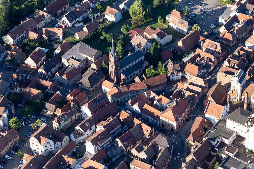 Luftbild: Kirchengebäude in Pfaffenhoffen in Val de Moder im Bundesland Bas-Rhin in Frankreich. Foto: IMG_115446.jpg vom 16.06.2019 durch Werner Riehm/FLY-FOTO.de