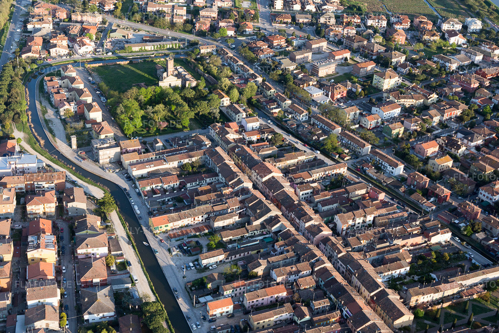 Luftbild: Ortsansicht in Comacchio im Bundesland Ferrara in Italien. Foto: IMG_098691.jpg vom 06.04.2017 durch Werner Riehm/FLY-FOTO.de