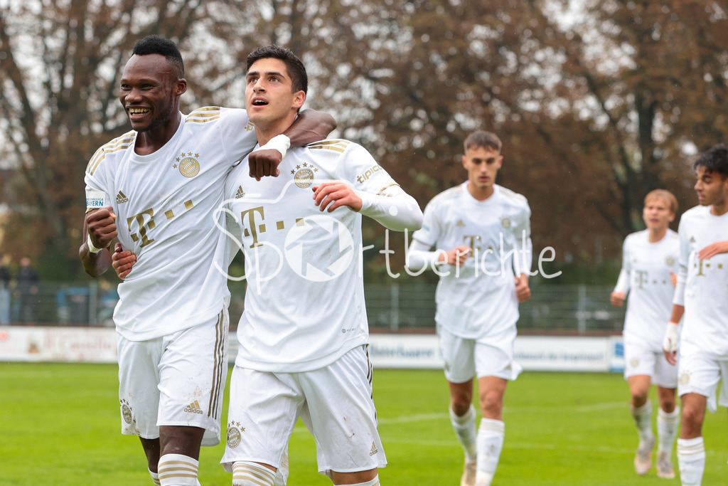 TSV Rain - FC Bayern Amateure | Jubel der Gaeste nach dem Treffer zum 0-1 durch Desire SEGBE AZANKPO (FCB #34)