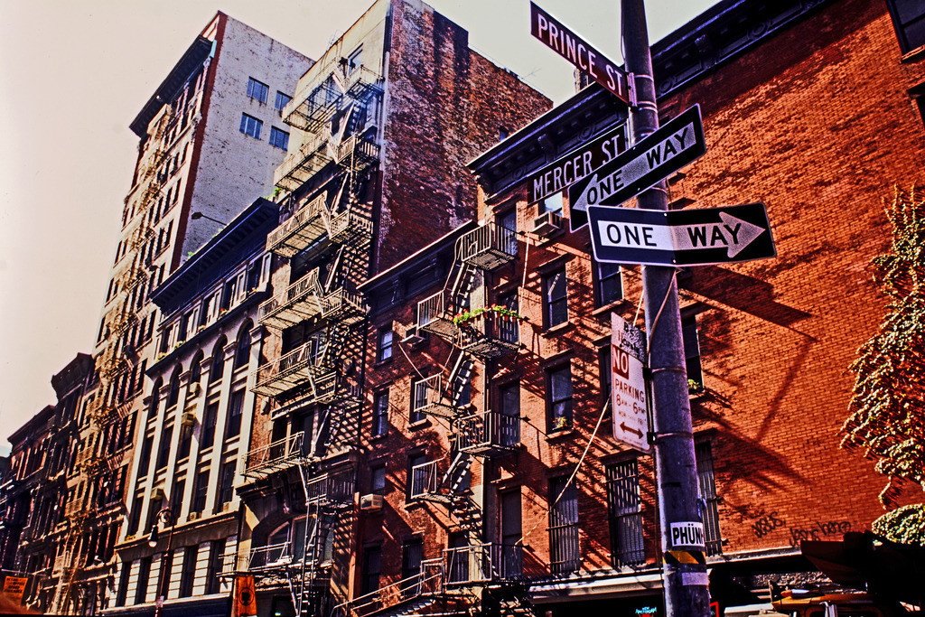 USA_NYC_Architektur_Okt1992_8074a | Beegebilder online. 
BIldarchiv von Beege Fotodesign mit ausgewählten Werken, die sich besonders gut für die Dekoration Ihrer Räume oder Wände eignen. 