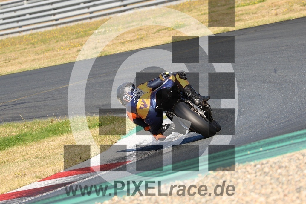 0017-20240914_03248 | Schöne Erinnerungen an spannende Momente - das festzuhalten ist unser Job. PIXELrace.de ist seit 2003 auf den Rennstrecken Europas unterwegs um die Action draußen beim Fahren und die wunderbare Stimmung imm Fahrerlager für euch einzufangen.