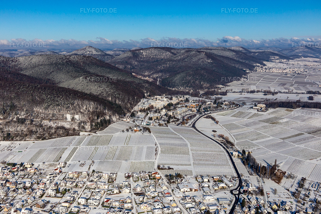 Luftbild: Winterluftbild im Schnee des Pfalzklinikum für Psychiatrie in Klingenmünster im Bundesland Rheinland-Pfalz in Deutschland. – Foto: IMG_124431.jpg vom 11.02.2021 durch Werner Riehm/FLY-FOTO.de – Auflösung des Originals: 5472 x 3648 px