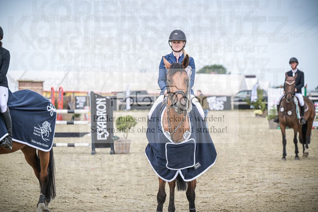 DOS_0063 | Entdecke hochwertige Reitturnierfotos von Foto Oger. Professionell, emotional und authentisch – jetzt Lieblingsmomente im Shop bestellen.Deutschlandweite Turnierfotografie. - Realisiert mit Pictrs.com