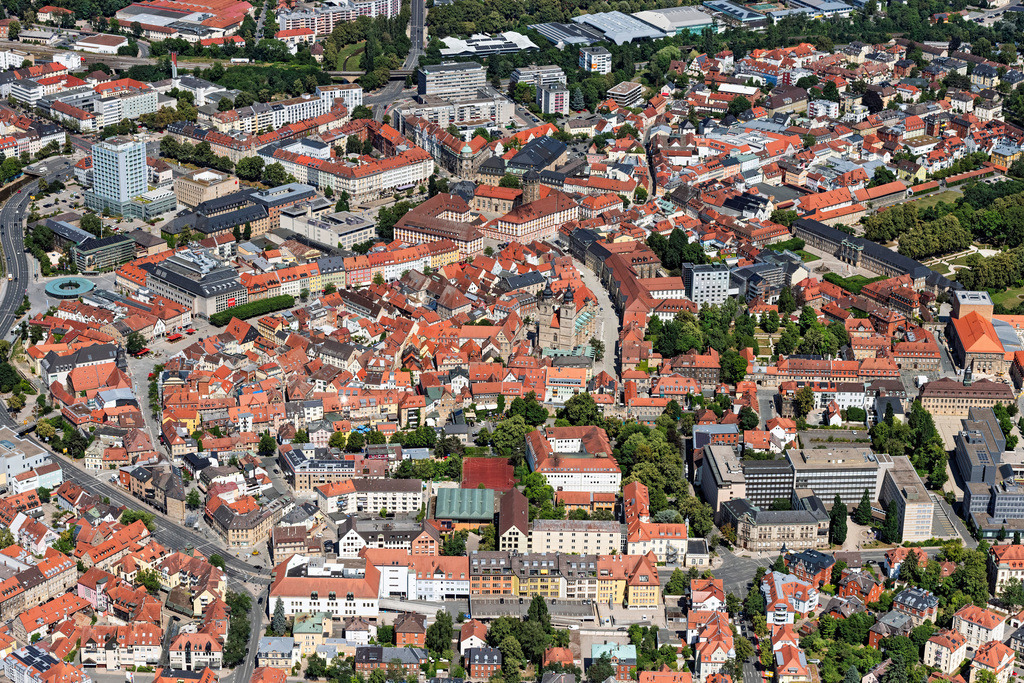 dr__0203852.jpg | BAYREUTH 08.07.2023 Altstadtbereich und Innenstadtzentrum an der Maximilianstraße in Bayreuth im Bundesland Bayern, Deutschland. Weiterführende Informationen bei: Bayreuth Marketing & Tourismus GmbH,  STADT BAYREUTH. // Old Town area and city center on street Maximilianstrasse in Bayreuth in the state Bavaria, Germany. Further information at: Bayreuth Marketing & Tourismus GmbH,  STADT BAYREUTH. Foto: Daniel Reiter