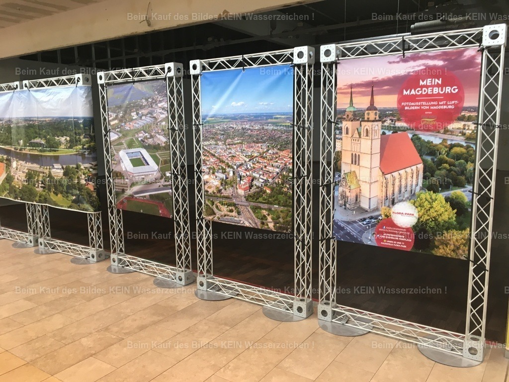 IMG_8140 | Meine Luftbilder im Florapark --- Mit jeder Ausstellung wurde mir ein Stück mehr bewusst, wie weit mich meine Leidenschaft für die Fotografie bereits geführt hatte. Eine besondere Erinnerung verbindet mich mit meiner Luftbildausstellung im Florapark Magdeburg. ---Zwischen den vielen Geschäften präsentierte ich großformatige Luftaufnahmen aus Magdeburg und Sachsen-Anhalt. Es war ein ungewohntes Gefühl, Menschen dabei zu beobachten, wie sie vor meinen Bildern stehen blieben, miteinander ins Gespräch kamen und ihre Heimat aus einer völlig neuen Perspektive entdeckten. Wenn ich heute an diese Ausstellung im Florapark zurückdenke, erinnere ich mich vor allem an die vielen Gespräche, die daraus entstanden sind. - Realisiert mit Pictrs.com