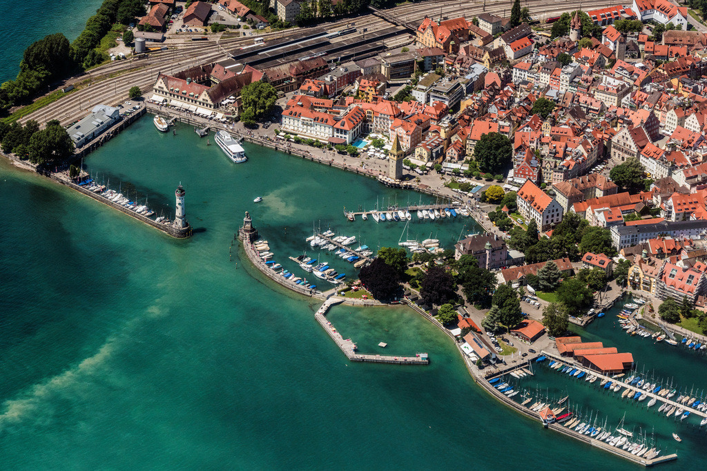dr__0019158.jpg | LINDAU (BODENSEE) 04.07.2017 Ortskern am Uferbereich des Bodensee in Lindau (Bodensee) im Bundesland Bayern, Deutschland. // Village on the banks of the area Lake Constance in Lindau (Bodensee) in the state Bavaria, Germany. Foto: Daniel Reiter