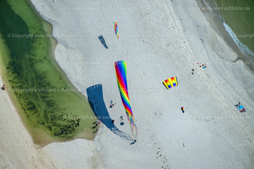 Sylt_Hörnum_Hörnumer_Odde_Drachen_Am_Strand_ELS_5601130825 | HöRNUM (SYLT) 13.08.2025 Freizeitgestaltung Drachen steigen lassen im Küstenbereich dee Hörnumer Odde der Nordseeinsel Sylt in Hörnum im Bundesland Schleswig-Holstein. // Leisure activities: flying kites in the coastal area of Hoernumer Odde on the North Sea island of Sylt in Hoernum in the federal state of Schleswig-Holstein. Foto: Martin Elsen