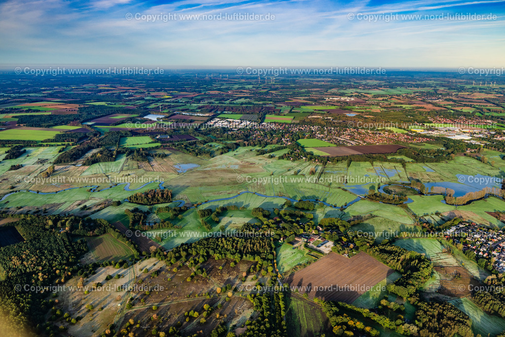 Stade_Schwinge_Wiesen_ELS_1813181023 | STADE 18.10.2023 Kurvenförmige Schleife der Uferbereiche und Fußgänger- Brücke über den Flußverlauf der Schwinge in Stade im Bundesland Niedersachsen, Deutschland. // Curved loop of the riparian zones on the course of the river in Stade in the state Lower Saxony, Germany. Foto: Martin Elsen