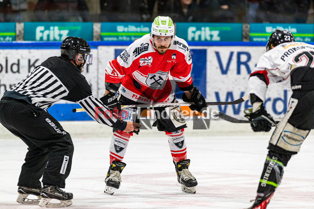 Spiel 1 Finale TSV Peißenberg Miners vs EHC Königsbrunn | Eishockey Bayernliga Playoffs 2023/2024, Spiel 1 Finale TSV Peißenberg Miners vs EHC Königsbrunn, 20240322,
Martin ANDRÄ (Miners 61) am Bully,
2024-03-22 in Peißenberg (Eisstadion)
61 Martin ANDRÄ (Miners 61)
Copyright: WolfgangxLindner foto-lindner.de