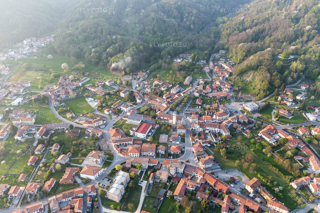 Vue aérienne: Vue de la ville à Fanna dans le département Frioul-Vénétie Julienne, Italie. Photo: IMG_098937.jpg prise le 08/04/2017 par Werner Riehm/FLY-FOTO.eu – Résolution de l'original: 5152 x 3435 px