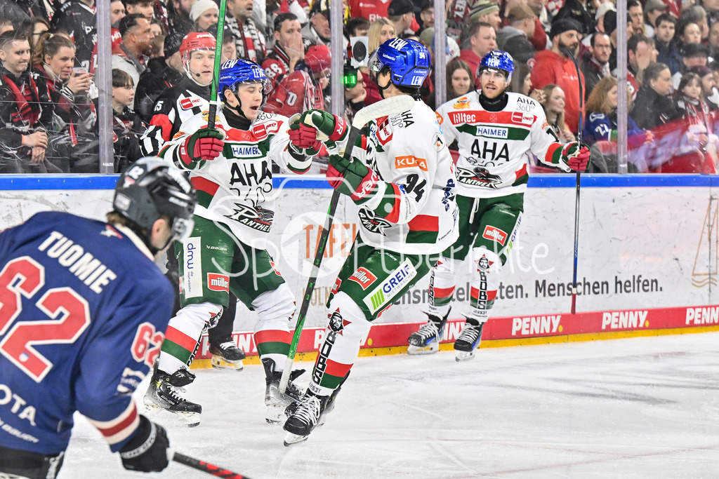 Kölner Haie - Augsburger Panther | Jubel der Gaeste nach dem Treffer zum 0-1 durch Florian ELIAS (Augsburger Panther #67) / Freude / Happy / Tor / Torschuezte / DEL: Koelner Haie - Augsburger Panther, Lanxess Arena am 05.01.2025