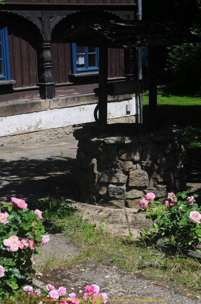 Geißmannsdorf-2026-Ortsbilder-445 | Geißmannsdorf bei Bischofswerda im Sommer 2026. Ein fotografischer Streifzug durch das Dorf Geißmannsdorf, mit Gebäuden, Straßen, Strohpuppen und geschmückten Vorgärten und Grundstücken anlässlich der 800-Jahr-Feier von Geißmannsdorf im Juni 2026 - Realisiert mit Pictrs.com