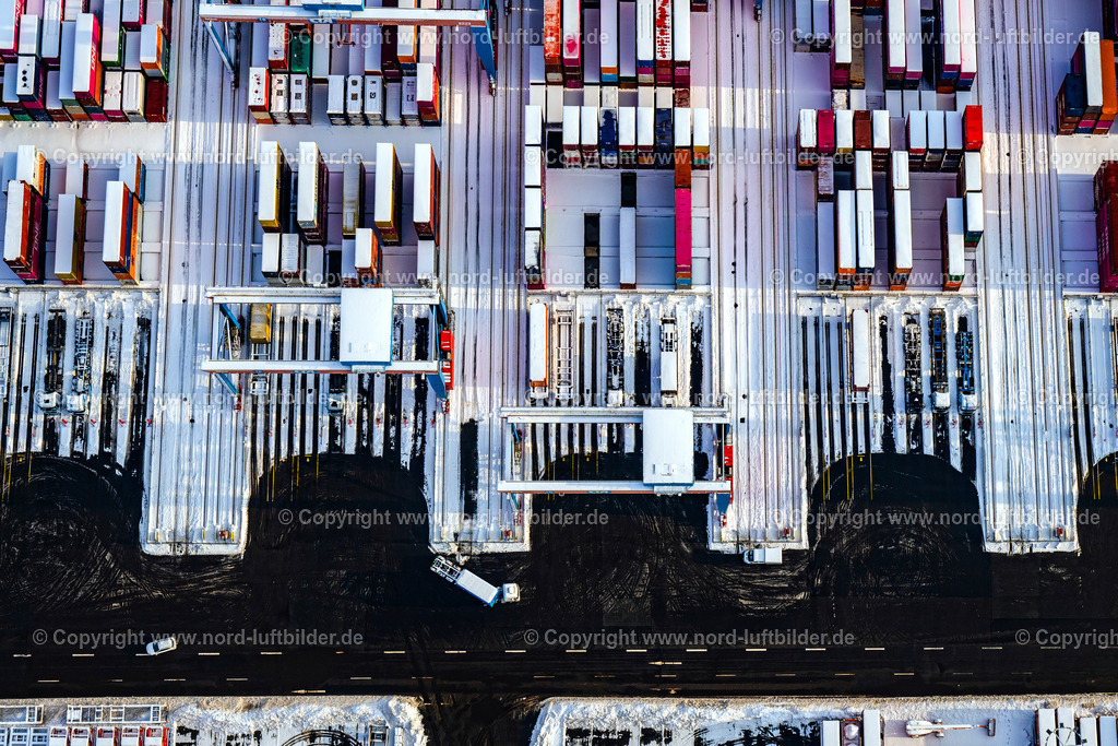 Hamburg_Altenwerder_Containerterminal_Winter_Schnee_ELS_3355050126 | HAMBURG 05.01.2026 Winterliches Senkrecht- Luftbild aus der Satelliten- Perspektive vom Containerterminal HHLA Container Terminal Altenwerder (CTA) am Ufer der Elbe im Stadtteil Altenwerder in Hamburg. Weiterführende Informationen bei: Hafen Hamburg Marketing e.V. (HHM). // Vertical aerial view from the satellite perspective of the container Terminal HHLA Container Terminal Altenwerder (CTA) on the Elbe riverbank in the Altenwerder part of Hamburg in Germany. Further information at: Hafen Hamburg Marketing e.V. (HHM). Foto: Martin Elsen